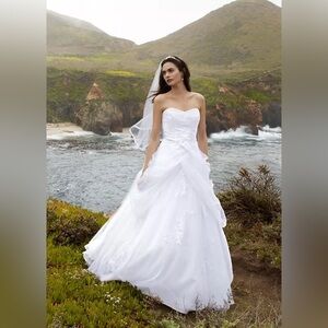 NWT David’s Bridal Size 12 Strapless White Princess Wedding‎ Dress